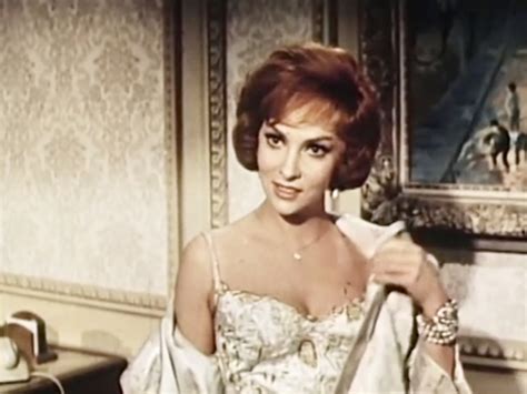„Gina Lollobrigida nőiessége örök, remekül fest, stílusával pedig tökéletesen képviseli a kifinomult eleganciát. Az olasz színésznőnek a vérében van a divat, nem tud hibázni, még a feltűnőbb darabokban sem túlzó vagy mesterkélt a megjelenése. ... (Go Naked in the World) 1961: Mr. Szeptember (Come September) 1962 ...